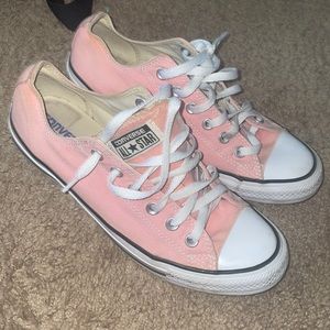 Pink low top converse !